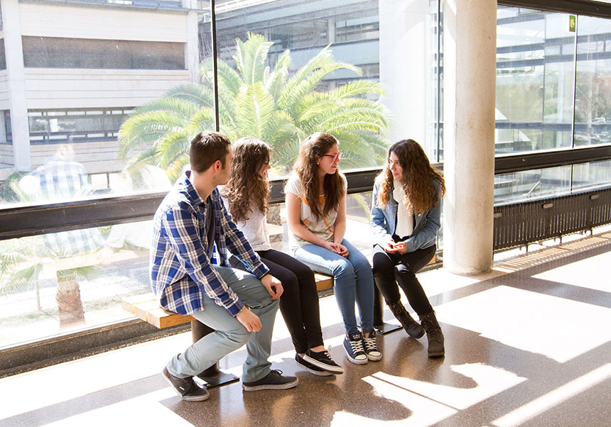 estudiantes sentados